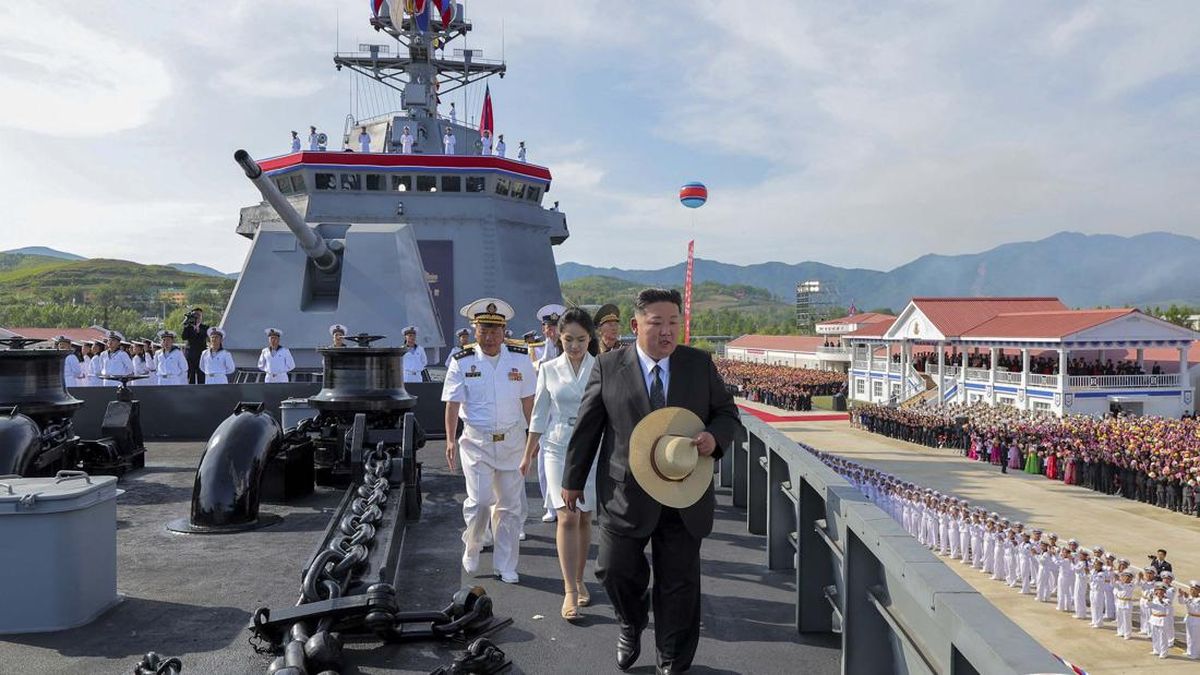 Kim Jong Un Sidak ke Kapal Perang Baru Korut Jenis Perusak