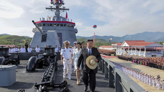 Kim Jong Un Sidak ke Kapal Perang Baru Korut Jenis Perusak Pemimpin tertinggi Korea Utara Kim Jong Un tiba-tiba melakukan inspeksi ke kapal perusak baru Angkatan Laut (AL) negara itu, Choe Hyon, pada Minggu (5/10).