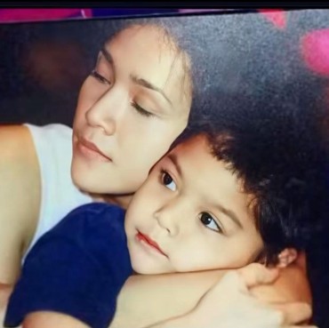 Haru Lepas Anak Nikah, 7 Foto Lawas Maia Gendong Al Jadi Backing Vocal Dewa 19