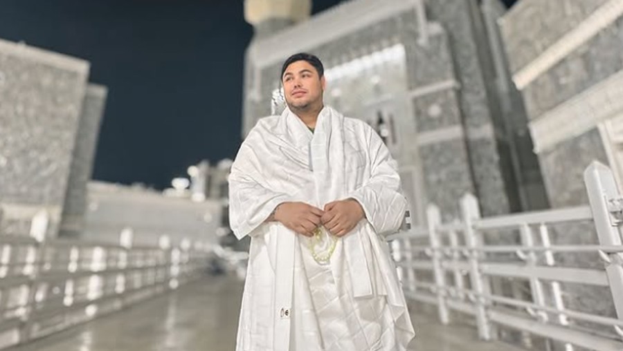 Momen Ivan Gunawan saat menjalani ibadah haji&period;