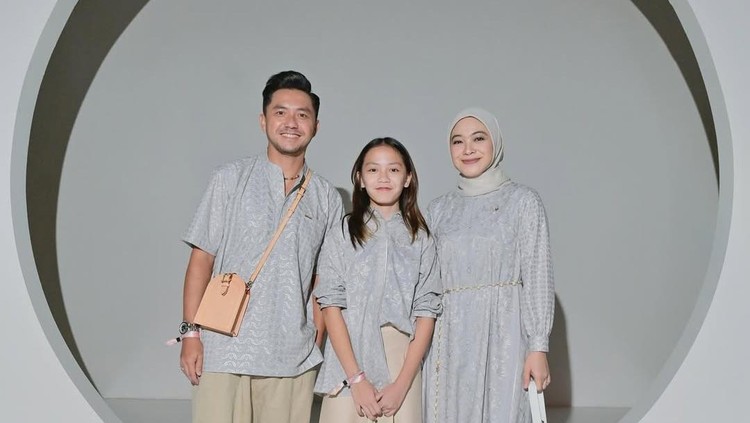 Omesh dan Dian Ayu beserta anak