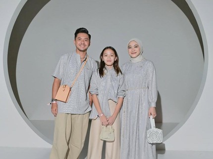 Omesh & Dian Ayu Saksikan Kelulusan Sang Putri Lewat Video Call karena Sedang Haji
