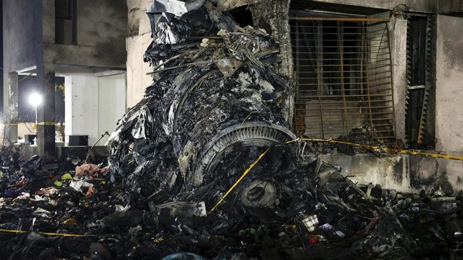 Pemerintah India memerintahkan maskapai Air India mencopot tiga pejabat perusahaan buntut kecelakaan pesawat yang menewaskan 279 orang.