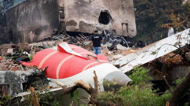 Ramai Spekulasi Air India Diduga Jatuh Imbas Pilot Pencet Sakelar BBM Dua asosiasi pilot komersial menolak hasil investigasi awal AAIB bahwa kemungkinan pesawat jatuh gegara pilot tak sengaja memencet saklar bahan bakar pesawat.