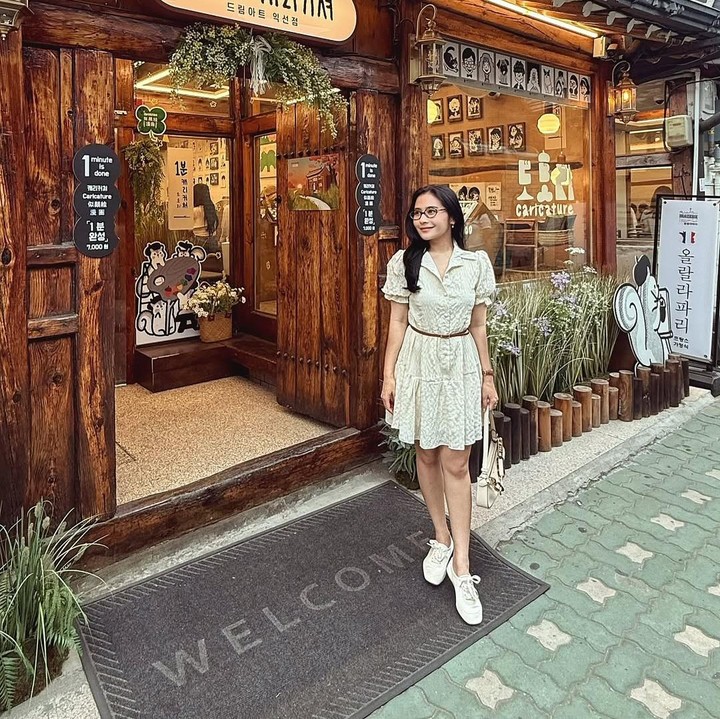 <p>Ketika menyusuri daerah Ikseon-Deong, Prilly mengenakan <em>outfit dress</em> kemeja berwarna putih dengan ikat pinggang berwarna cokelat. Penampilannya itu dilengkapi juga dengan sepatu dan tas berwarna putih. Wah, selamat berlibur Prilly! (Foto: Instagram@prillylatuconsina96)</p>