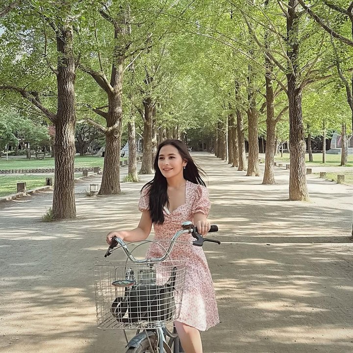 <p>Tak hanya itu, Prilly juga sering kali menjadi inspirasi banyak perempuan karena kerap memperlihatkan potret <em>outfit out the day</em> (OOTD). Hal tersebut diketahui langsung melalui beberapa <em>postingan</em> di Instagram, seperti foto yang satu ini saat liburan di Korea Selatan. (Foto: Instagram@prillylatuconsina96)</p>