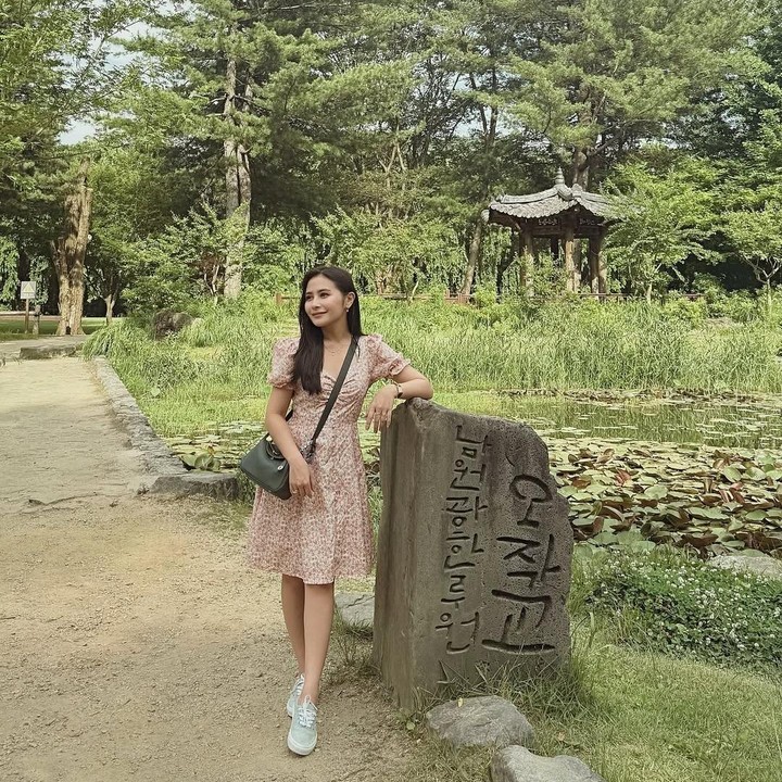 <p>Misalnya saja seperti foto yang satu ini, Prilly tampil menawan mengenakan <em>outfit dress </em>berwarna <em>pink </em>dengan motif bunga-bunga. “Dia membuatku mencintai diriku sendiri lagi — jadi aku mulai mengenakan warna <em>pink</em>,” tulis Prilly, dikutip dari laman<em> Instagram@prillylatuconsina96,</em> Jumat (13/6/2025). (Foto: Instagram@prillylatuconsina96)</p>