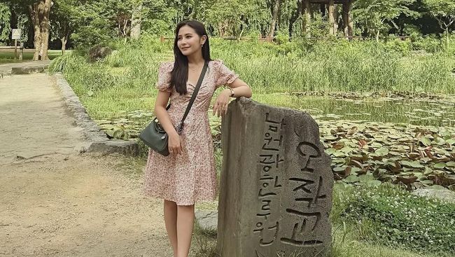 5 Potret Outfit Dress Prilly Latuconsina saat Liburan di Korea Selatan