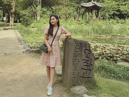 5 Potret Outfit Dress Prilly Latuconsina saat Liburan di Korea Selatan