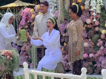 img-title Senyum Bahagia Alyssa Daguise di Prosesi Siraman Jelang Menikah