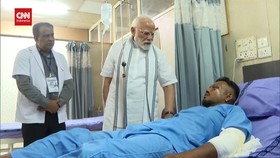 VIDEO: PM Modi Jenguk Satu-satunya Penumpang Selamat Air India Jatuh