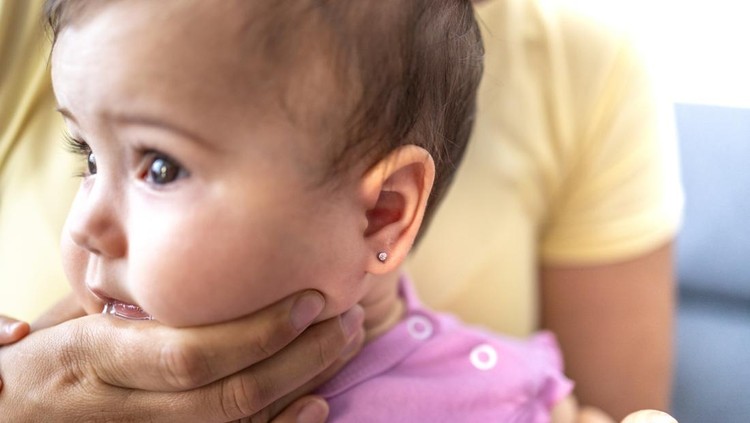 Tindik telingan bayi Tindik telingan bayi
