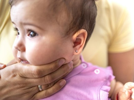 Tindik Anting Bayi: Waktu yang Tepat, Ciri Infeksi Berbahaya & Perawatannya