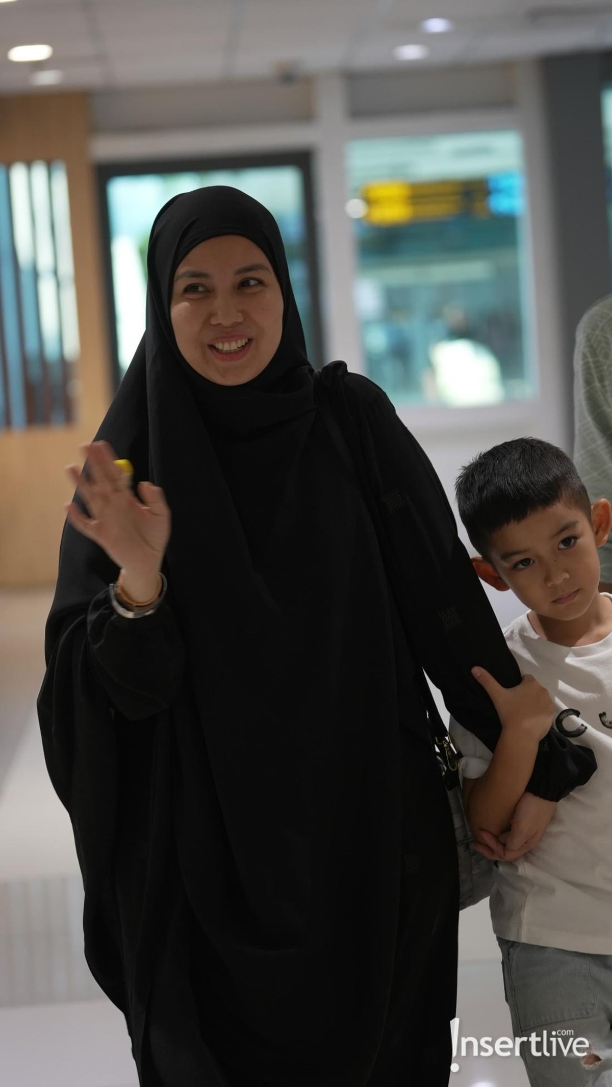 Tya Ariestya pulang Haji