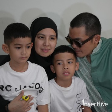 Kini Bergelar Hajjah, Tya Ariestya Disambut Anak Pulang dari Makkah