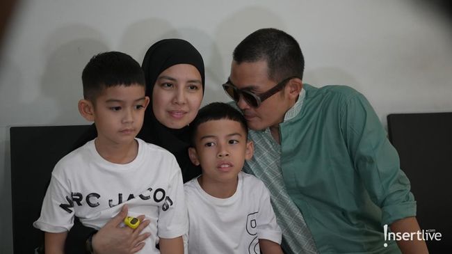Kini Bergelar Hajjah, Tya Ariestya Disambut Anak Pulang dari Makkah