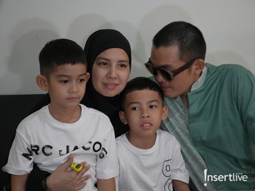 img-title Kini Bergelar Hajjah, Tya Ariestya Disambut Anak Pulang dari Makkah