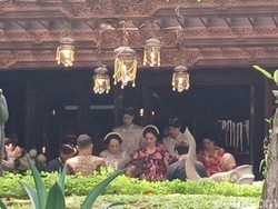 Al Ghazali Siraman Hari Ini, Maia Estianty dan Irwan Mussry Tebar Senyum