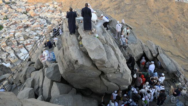 Cuaca panas ekstrem di Makkah saat haji meningkatkan risiko heatstroke. Kenali tanda-tandanya sejak dini.