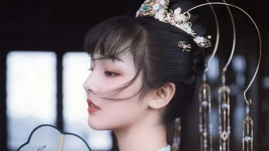 Buzainafu Yasenjiang&comma; sniper cantik yang viral disebut mirip artis Dilraba Dilmurat&period;