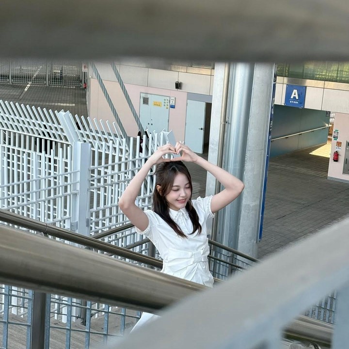 <p>Carmen merupakan gadis asal Bali yang debut bersama tujuh member Hearts2Hearts lainnya, yakni Jiwoo, Yuha, Stella, Juun, A-na, Ian, dan Ye-on, pada Februari 2025. (Foto: Instagram @hearts2hearts)</p>