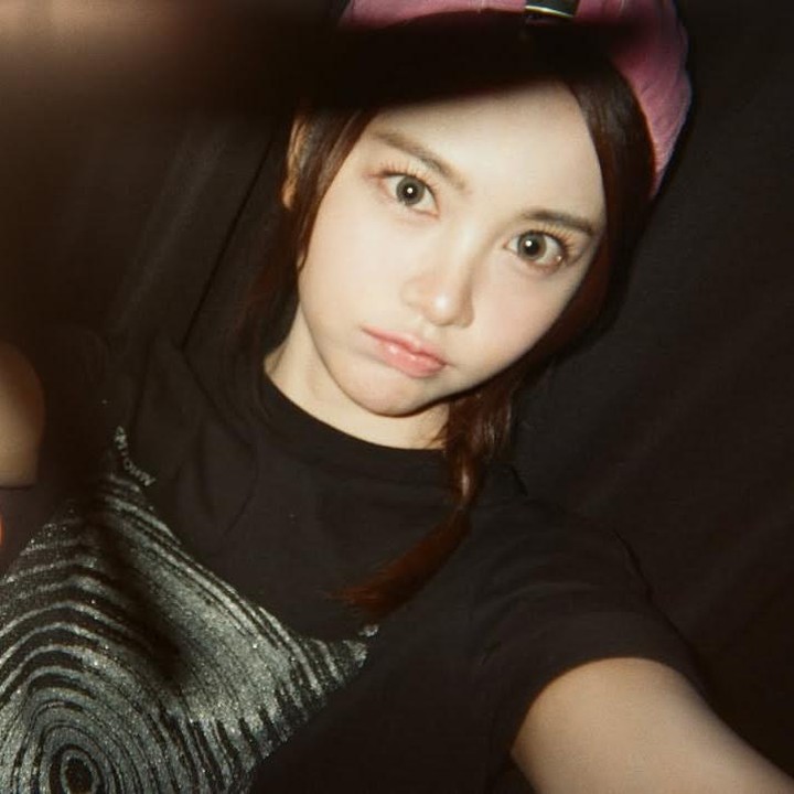 <p>Perempuan berusia 19 tahun ini kerap menyapa penggemarnya lewat berbagai platform. Sosoknya dinilai ceria dan menggemaskan oleh para penggemar.  (Foto: Instagram @hearts2hearts)</p>
