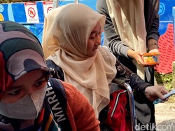 Kebahagiaan Elis Ikut Percantik Kampung Rajut Binong Jati Lewat Mural