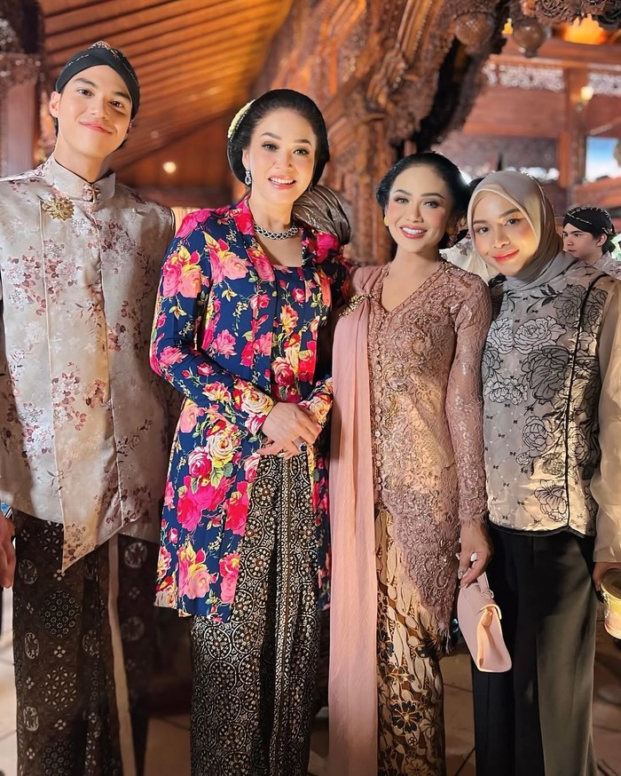 Gaya Maia Estianty di Siraman dan Pengajian Al Ghazali dan Alyssa Daguise