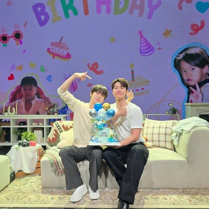 <p>Kakak adik ini selalu terlihat kompak mendukung satu sama lain. Misalnya saja saat Doyoung menghadiri fan meeting sang kakak. Sementara Gong Myung menghadiri konser sang adik. (Foto: Instagram @0myoung_0526)</p>
