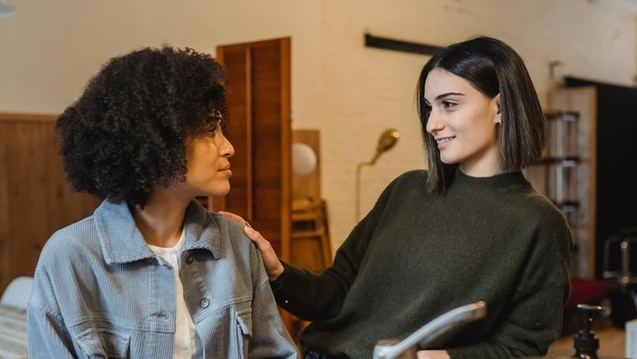 Ilustrasi menanggapi teman yang sedang curhat/Foto: Pexels.com/Liza Summer