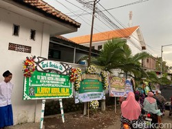 Jenazah Ketua PCNU Pamekasan dan Istri Dimakamkan Berdampingan