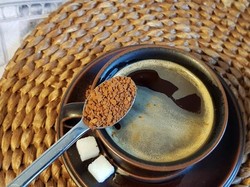 Berapa Banyak Kandungan Kafein pada Kopi Instan?