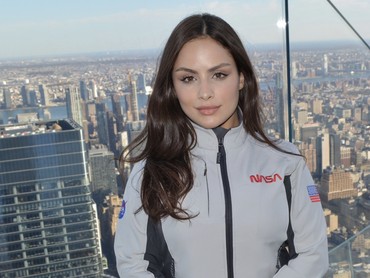 img-title Ngaku Jadi Astronot, Influencer Wanita Ini Dikecam NASA
