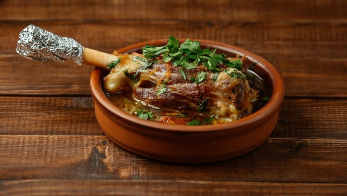 img-title Makan Daging Kambing Bisa Picu Darah Tinggi, Mitos atau Fakta?