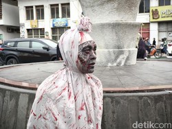 Fasih 4 Bahasa, Eks Tour Guide Ini Kini Jadi Pocong Ikonik di Bandung