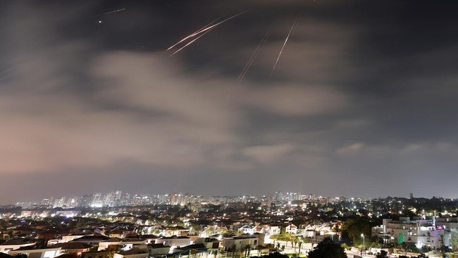 Iran Siapkan 2.000 Rudal Siap Ditembakkan Iran dikabarkan telah menyiapkan sebanyak 2.000 rudal baru untuk ditembakkan ke wilayah Israel.