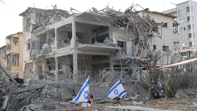 Iran Luncurkan 2 Gelombang Rudal ke Israel Usai Diserang AS Iran meluncurkan dua gelombang serangan rudak ke Israel usai fasilitas nuklir mereka diserang AS, Israel juga kembali menyerang Iran.