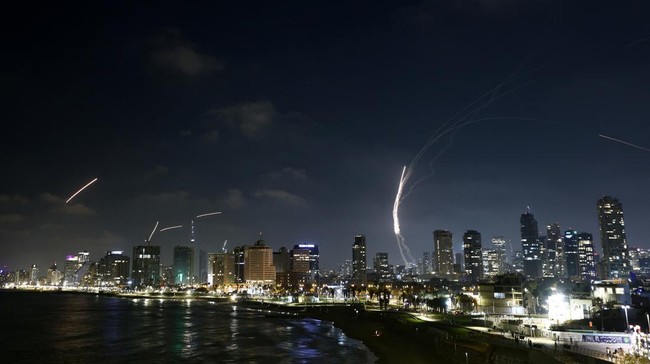 Amerika Serikat (AS) dilaporkan membantu Israel mencegah serangan balasan Iran pada Jumat (14/6).