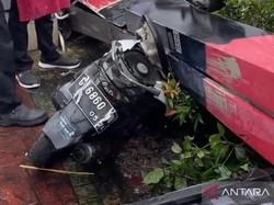 Papan Reklame Restoran di Jakbar Roboh Timpa Mobil dan Motor
