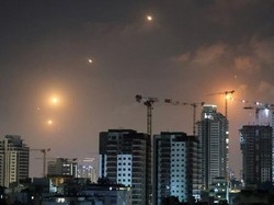 Video Detik-detik Rudal Iran Hantam Bangunan di Tel Aviv