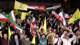 FOTO: Suka Cita Warga Iran Rayakan Serangan Balasan ke Israel