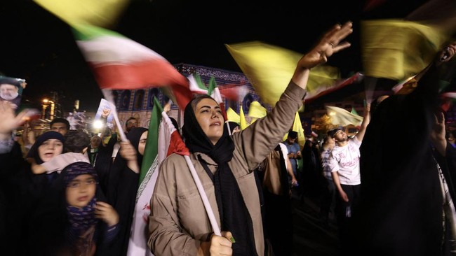 Warga Iran Diperingatkan Tak Gunakan Whatsapp dan Telegram Iran mengatakan Whatsapp dan Telegram digunakan Israel untuk mengidentifikasi dan menargetkan individu.
