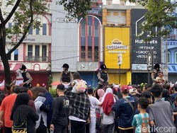 Saat Polisi Berkuda Jadi Sasaran Selfie Warga di CFD Depok