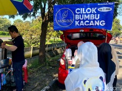 Antrean Warga Demi Rasakan Kenyal dan Nikmatnya Cilok Bandung