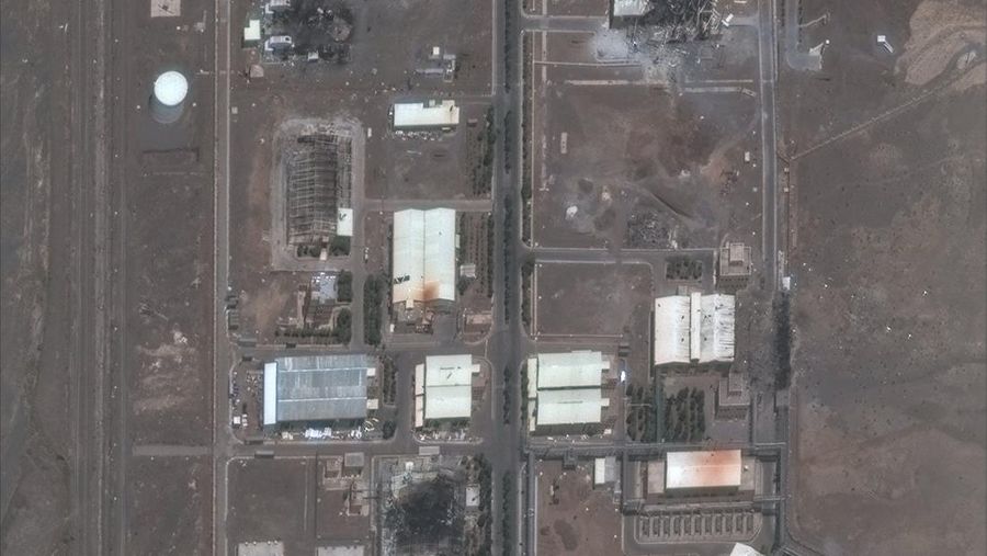 Citra satelit yang dirilis oleh Maxar Technologies menunjukkan sejumlah kerusakan di fasilitas nuklir Iran akibat serangan Israel. Melansir NDTV World, Minggu (15/6), dan tersebar di media sosial, gambar yang membandingkan kondisi pada 24 Januari dan 14 Juni tersebut menunjukkan kerusakan pada beberapa bangunan di fasilitas nuklir Natanz. (X/@Shayan86 via Maxar)