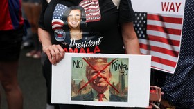 Sederet Artis Hollywood Ikut Demo No Kings Protes Donald Trump