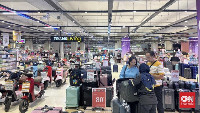 Transmart Full Day Sale, Koper Diskon Gede Jadi Mulai Rp500 Ribuan Transmart Full Day Sale balik lagi tebar diskon gede-gedean untuk aneka koper dari berbagai merek ternama khusus pembelanjaan hari ini, Minggu (22/6).