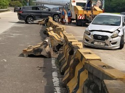 Tabrakan 2 Mobil di Tol Jagorawi Berujung Nyangkut di Beton Pembatas Jalan