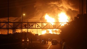 FOTO: Depot Minyak Iran Terbakar Hebat Gegara Serangan Israel