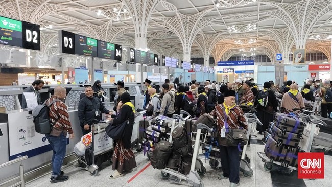 Cerita lucu dialami salah satu jemaah haji asal Indonesia saat tiba di Bandara Internasional Mohammad bin Abdul Aziz (AMAA) Madinah, Arab Saudi.
